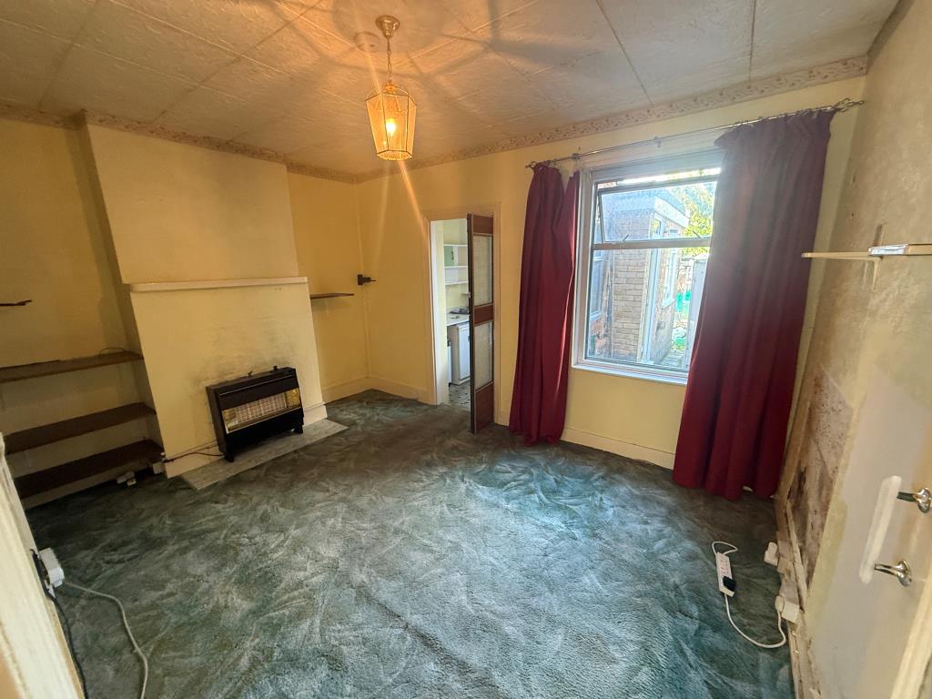 Lot: 87 - END-TERRACE HOUSE FOR REFURBISHMENT - Dining room